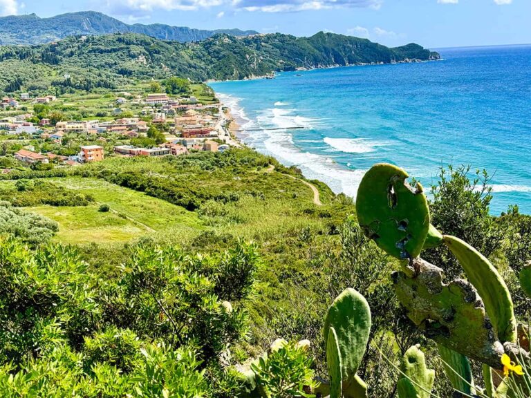 Weltweitwandern Korfu, Blick über grüne Küste auf Meer