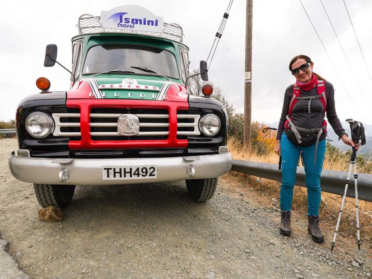 Weltweitwandern Zypern, Local Guide Ismini und ihr Bedford Bus