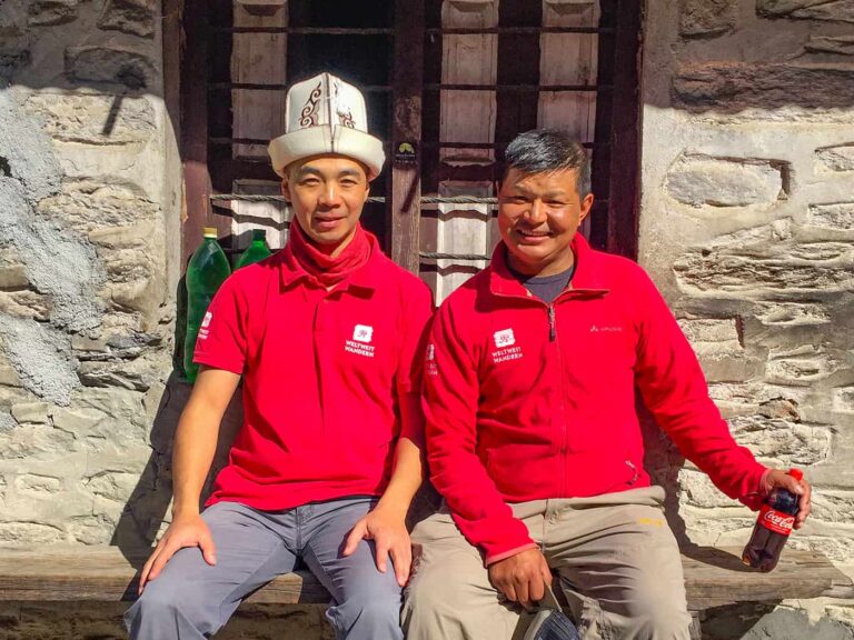 Weltweitwandern Guide Salamat und Nepal-Guide Sonam in Langtang